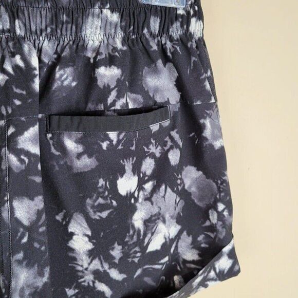 Lululemon Size 6 Spring Break Away Short II Dusk Dye White Black - Picture 6 of 9